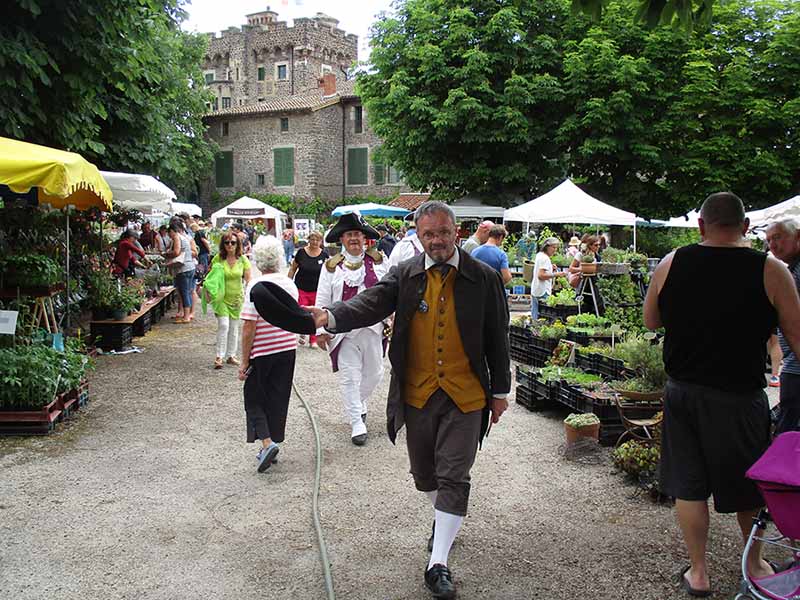 Fêtes des plantes au château de Chavaniac La Fayette les 4 & 5 juin 2022 - Accueil costumé parmi les exposants