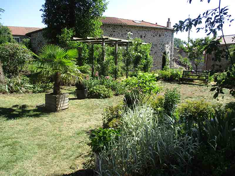 Visite au jardin des Uffernets du dimanche 17 juillet 2022 - Tonnelle & banc désertés car trop exposés à la chaleur