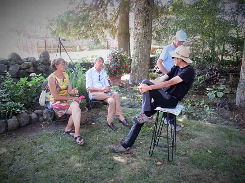 Visite au jardin des Uffernets du dimanche 17 juillet 2022 - des petits groupes se forment