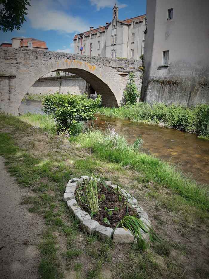 Journée citoyenne municipale du dimanche 11 juin 2023 - Autre vue de la platebande ovale