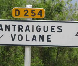 Halte au village d'Antraigues - Le panneau indicateur du col d'Aizac