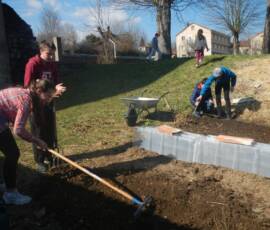 Partenariat pédagogique avec le Collège St-Pierre / St-Paul Partenariat pédagogique avec le Collège St-Pierre / St-Paul - Atelier Jardinage : le ratissage !