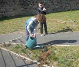 Partenariat pédagogique avec le Collège St-Pierre / St-Paul Partenariat pédagogique avec le Collège St-Pierre / St-Paul - Atelier Plantations : l'arrosage !