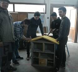 Partenariat pédagogique avec le Collège St-Pierre / St-Paul Partenariat pédagogique avec le Collège St-Pierre / St-Paul - Assemblage finale de l' hôtel à insectes