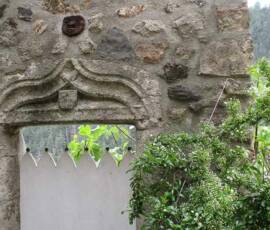 Halte au village d'Antraigues - Une ruelle autour de l'Eglise