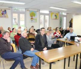 Goûter de fin d'année 2019 - L'assistance est à l'écoute.