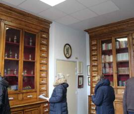 Visite de la Pharmacie de PRADELLES du 22 janvier 2020 Visite de la Pharmacie de PRADELLES du 22 janvier 2020 - Vue partielle des meubles exposés