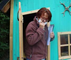 Sortie du 15 juillet chez Christian Lyotard à Pradelles - Christiane Assié du CPIE du Velay reconnait les lieux pour septembre