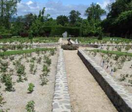 25ième Fête des plantes à Chavaniac Lafayette WE des 5 & 6 juin 2021 - 8 Parterre de rosiers devant mémorial