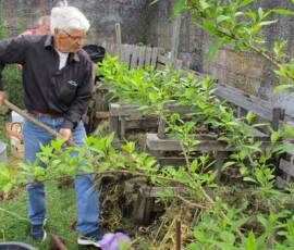 Café Compost : visite chez Merie France à Langogne le mercredi 9 juin - Bernard au travail
