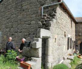 Café Compost : visite chez Julien à Fonfreyde le mardi 8 juin - Les toutous gardent bien les lieux
