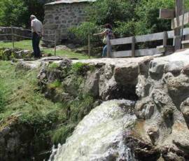 Visite du Moulin de Grandrieu en date du samedi 26 juin 2021 Visite du Moulin de Grandrieu en date du samedi 26 juin 2021 - Trop plein avec maison en arrière plan
