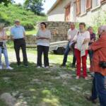 Visite du Moulin de Grandrieu en date du samedi 26 juin 2021 Visite du Moulin de Grandrieu en date du samedi 26 juin 2021 - La maîtresse de maison anime un des groupes de visite
