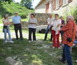 Visite du Moulin de Grandrieu en date du samedi 26 juin 2021 Visite du Moulin de Grandrieu en date du samedi 26 juin 2021 - La maîtresse de maison anime un des groupes de visite