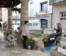Atelier Troc d'automne de plantes & de graines 5 - on sympathise avec un représentant de la mairie