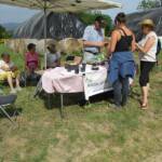 Visite de la ferme Bio du Gévaudan pour la fête de la Biodiversité du 22 mai 2022 Visite de la ferme Bio du Gévaudan pour la fête de la Biodiversité du 22 mai 2022 - 10. René dispense ses conseils et offre des graines