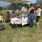 Visite de la ferme Bio du Gévaudan pour la fête de la Biodiversité du 22 mai 2022 - 10. René dispense ses conseils et offre des graines