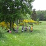 Visite de la ferme Bio du Gévaudan pour la fête de la Biodiversité du 22 mai 2022 Visite de la ferme Bio du Gévaudan pour la fête de la Biodiversité du 22 mai 2022 - 3. Paul Roy animateur & conteur forestier et son groupe