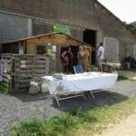 Visite de la ferme Bio du Gévaudan pour la fête de la Biodiversité du 22 mai 2022 Visite de la ferme Bio du Gévaudan pour la fête de la Biodiversité du 22 mai 2022 - 5. Delphine maitresse des lieux, animateurs suivants avec Anna (cuisine) & Martin (Brasserie à Rocles)