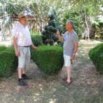 "Bienvenue dans nos jardins" - René & Marie-Andrée du samedi 18 juin 2022 - Le maitre des lieux avec le cousin Francois du photographe