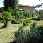 Visite au jardin des Uffernets du dimanche 17 juillet 2022 - Tonnelle & banc désertés car trop exposés à la chaleur