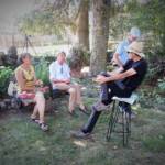 Visite au jardin des Uffernets du dimanche 17 juillet 2022 - des petits groupes se forment