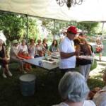 Visite au jardin des Uffernets du dimanche 17 juillet 2022 - Le service de Claude donne l'occasion d'échanger avec chaque visiteur