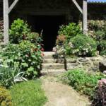 Visite au jardin des Uffernets du dimanche 17 juillet 2022 - l'accès à l'ancienne grange