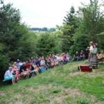 Promenade musicale champêtre au jardin des Lyotard(s) sous Pradelles en date du 03 juillet 2022 - Une partie de l'assistance à l'écoute