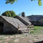 Sortie au moulin à vent de La Borie et à la ferme caussenarde de Hyelzas du 21 septembre 2022 - La cour supérieure avec grange et greniers