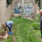 Atelier d'embellissement du chemin de Chapelude en date du 11 octobre 2022 - Le partage du travail a l'air de convenir à Claude !