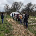 Atelier « Mieux adapter notre jardin aux nouvelles conditions climatiques » du 22 avril 2023 - En file indienne en attente du "speatch" de Julien