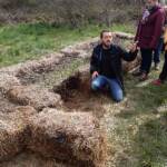 Atelier « Mieux adapter notre jardin aux nouvelles conditions climatiques » du 22 avril 2023 - Le terre-plein en lasagnes avec bottes de paille