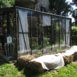 Ouverture de nos jardins des 17 & 18 juin 2023 - jardin de Gilbert & Mado - accolé à la serre un massif construit en bottes de paille, idée de Julien Cattrat