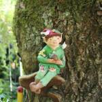 Ouverture de nos jardins des 17 & 18 juin 2023 - jardin de Gilbert & Mado - sur un champignon du saule pleureur un lutin vous sourit