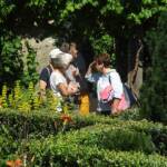 Visite à Ambert du 24 juin - Le Jardin du citoyen Romain chez Denise VIGNY - Les conversations vont bon train dans !