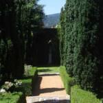 Visite à Ambert du 24 juin - Le Jardin du citoyen Romain chez Denise VIGNY - Perspective sur buste antique