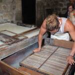 Visite à Ambert du 24 juin - Le moulin à papier Richard de Bas - Le geste est sûr !
