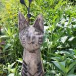 Ouverture de nos jardins des 17 & 18 juin 2023 - Le Jardin de Marie-France - le chat monte la garde ... un mulot d'ailleurs a trépassé juste avant notre arrivée !
