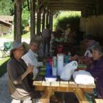 Visite à Ambert du 24 juin - Le moulin à papier Richard de Bas - Bien attablé(e)s à l'ombre avec aire d'accueil rien que pour nous !