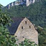 Sortie à la Payse de Chapieu du 26 septembre 2023 - Habitat typique Lozèrien avec toiture en lauzes en carène inversée de navire