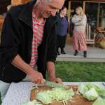 "La lactofermentation appliquée à la choucroute", atelier du samedi 14 octobre 2023 - Le maitre des lieux Patrick aborde la pratique