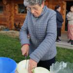 "La lactofermentation appliquée à la choucroute", atelier du samedi 14 octobre 2023 - Nicole lui emboite le pas