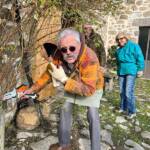 Atelier Taille des rosiers du Samedi 30 mars 2024 Atelier Taille des rosiers du Samedi 30 mars 2024 - Jacky en perd sa casquette et ça pique
