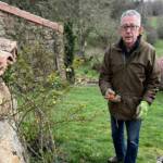 Atelier Taille des rosiers du Samedi 30 mars 2024 Atelier Taille des rosiers du Samedi 30 mars 2024 - Rémy se lance à son tour