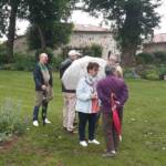 Ouvertures du jardin des Uffernets le samedi 29 juin 2024 - emarquez bien le tablier de Philippe !