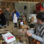 Journée de la Biodiversité - Ferme du Gévaudan à St-Flour de Mercoire du 1er juin Journée de la Biodiversité - Ferme du Gévaudan à St-Flour de Mercoire du 1er juin - La salle de concert s'aménage pour la sono et on retrouve Guylène qui a bien avancé sa mangeoire à oiseaux !