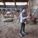 Journée de la Biodiversité - Ferme du Gévaudan à St-Flour de Mercoire du 1er juin Journée de la Biodiversité - Ferme du Gévaudan à St-Flour de Mercoire du 1er juin - Guylène s'essaye à la vannerie