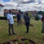 Ouverture du jardin des Pouchin(s) à Naussac le dimanche 30 juin 2024 - Franck (le père) et une partie des visiteurs
